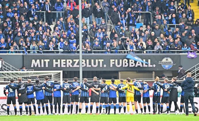 Sport Bilder des Tages 02.04.2023 - Fussball - Saison 2022 2023 - 2. Fussball - Bundesliga - 26. Spieltag: SC Paderborn 07 SCP - SpVgg Greuther Fürth ( Kleeblatt ) - Sportfoto Zink xwoxzix - DFL regulations prohibit any use of photographs as image sequences and or quasi-video - only for editorial use - Mannschaft Team SCP vor Fans Fanblock nach Spielende