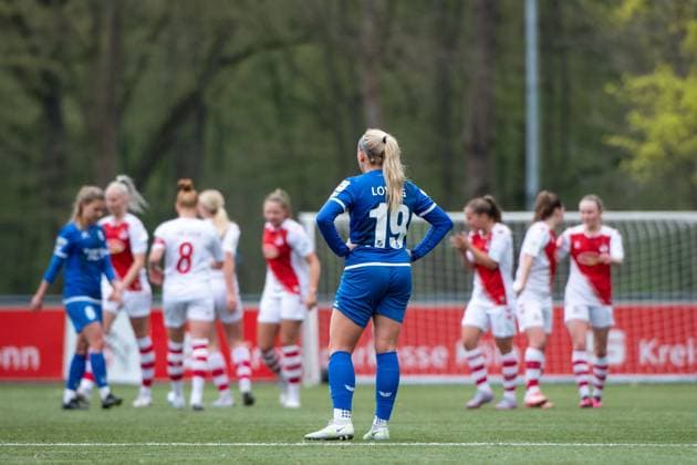Emma Loving (SC Sand, 19) aergert sich ueber das Tor zum 1:0, dahinter Jubel der Koelnerinnen, GER, 1. FC Koeln U20 vs. SC Sand, Fussball Frauen 2. Bundesliga, 19. Spieltag, Spielzeit 2022 2023, 02.04.2023 GER, 1. FC Koeln U20 vs. SC Sand, Fussball Frauen 2. Bundesliga, 19. Spieltag, Spielzeit 2022 2023, 02.04.2023 Koeln Copyright: xEibner Memmlerx EP_MMR