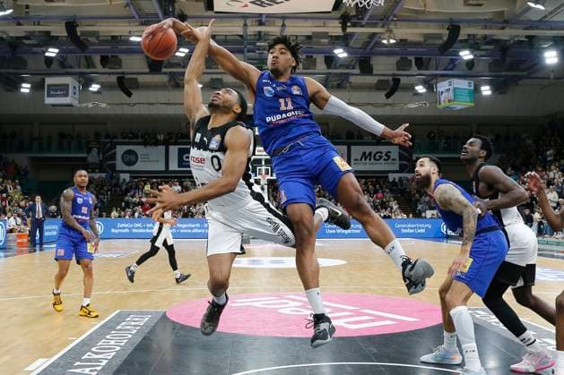 Sport Themen der Woche KW13 Sport Bilder des Tages 26 Spieltag der easyCredit BBL Basketball Bundesliga in der Oberfrankenhalle in Bayreuth Saison 2022-2023 Medi Bayreuth gegen Syntainics MBC Brandon Childress ( Medi Bayreuth) -0- links Kostja Mushidi (Syntainics MBC) -11- rechts