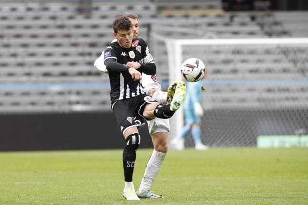 Pierrick Capelle (SCO Angers) vs Aaron Ramsey (OGC Nice) FOOTBALL : SCO Angers Vs OGC Nice - Ligue 1 - 02 04 2023 MichaelBaucher Panoramic 