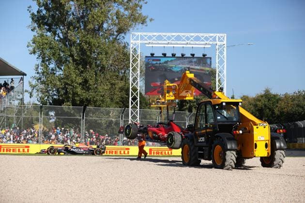 02.04.2023, Albert-Park, Melbourne, FORMULA 1 ROLEX AUSTRALIAN GRAND PRIX 2023 Ausfall von Charles Leclerc (MCO), Scuderia Ferrari, ein Kranfahrzeug bringt das Auto aus dem Kiesbett. Melbourne Albert-Park Victoria Australien  eu-images-506