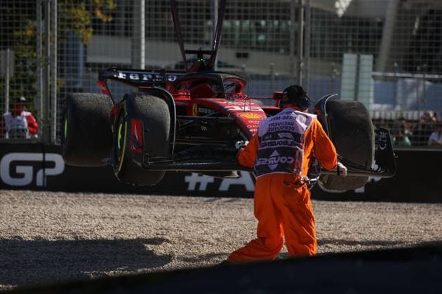 02.04.2023, Albert-Park, Melbourne, FORMULA 1 ROLEX AUSTRALIAN GRAND PRIX 2023 Ausfall von Charles Leclerc (MCO), Scuderia Ferrari, ein Kranfahrzeug bringt das Auto aus dem Kiesbett. Melbourne Albert-Park Victoria Australien  eu-images-506