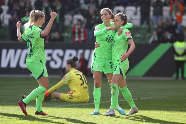Sport Themen der Woche KW13 Sport Bilder des Tages VfL vs. Bremen, BL Frauen Wolfsburg, 02.04.2023, FUßBALL - VfL Wolfsburg vs. SV Werder Bremen, Flyeralarm Frauen-Bundesliga, Saison 2022 23. Ewa Pajor (VfL Wolfsburg) jubelt mit Rebecka Blomqvist (VfL Wolfsburg), Tabea Waßmuth (VfL Wolfsburg) nach ihrem Tor zum 6:0 Wolfsburg