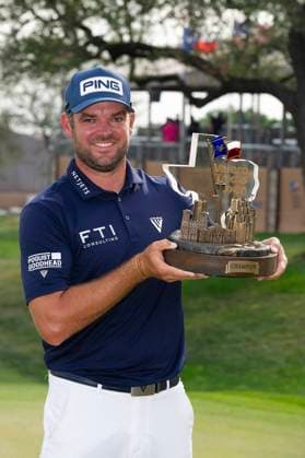 Bilder des Jahres 2023, Sport 04 April Sport Themen der Woche KW13 Sport Bilder des Tages April 2, 2023: San Antonio, Texas, USA: COREY CONNERS takes the championship win at the Valero Texas Open, trophy and winners boots, TPC San Antonio Oaks Course. San Antonio USA - ZUMAc04_ 20230402_zaf_c04_012 Copyright: xMarioxCantux
