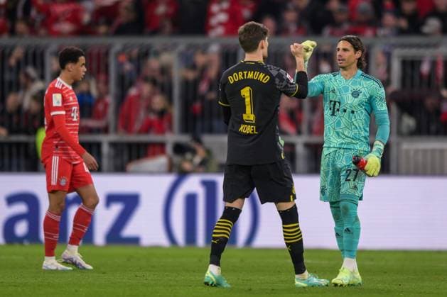 Soccer, 1 Bundesliga, 20230401, FC Bayern München BV Borussia Dortmund In the picture Gregor KOBEL BV Borussia Dortmund, 1 and Yann SOMMER FC Bayern München, 27 clap from the final whistle Munich Allianz Arena Bayern Germany Copyright: Passion2Press MarkusxFischerx