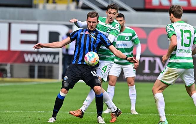 02 04 2023 Football season 2022 2023 2 Football Bundesliga 26 Matchday SC Paderborn 07 SCP SpVgg Greuther Fürth Kleeblatt Sportfoto Zink DFL regulations prohibit any use of photographs as image sequences and or quasi video only for editorial use Dennis Srbeny 18, SC Paderborn 07 in front of Damian Michalski 4, SpVgg Greuther Fürth