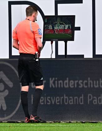 02 04 2023 football season 2022 2023 2 football Bundesliga 26 matchday SC Paderborn 07 SCP SpVgg Greuther Fürth Kleeblatt Sportfoto Zink DFL regulations prohibit any use of photographs as image sequences and or quasi video only for editorial use Michael Bacher referee video evidence VAR