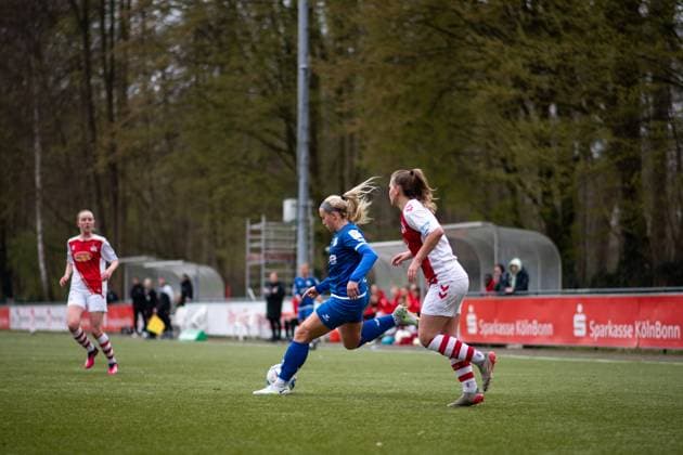 Emma Loving SC Sand, 19 in duel with Antonia Langshausen 1 FC Koeln U20 , GER, 1 FC Koeln U20 vs SC Sand, Football Women 2 Bundesliga, 19 Matchday, Season 2022 2023, 02 04 2023 GER, 1 FC Koeln U20 vs SC Sand, Football Women 2 Bundesliga, 19 Matchday, Season 2022 2023, 02 04 2023 Koeln Copyright: xEibner Memmlerx EP_MMR