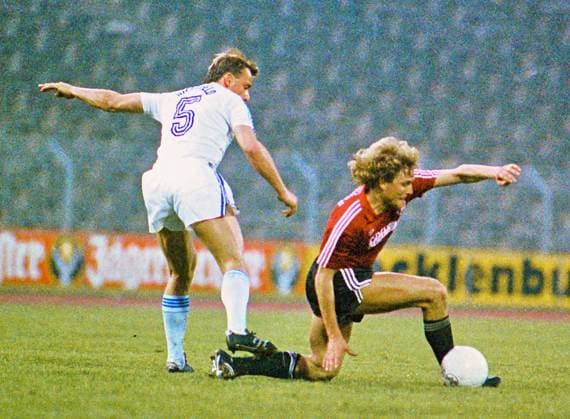 RECORD DATE NOT STATED Aus 2. BL. Saison 1986 87 Hannover 96 - Arminia Bielefed 4:1 am 24.04.1987. Im Foto: am Ball Han96 Spieler Peter Hobday gegen Andreas Ellguth *** From 2 BL season 1986 87 Hannover 96 Arminia Bielefed 4 1 on 24 04 1987 In the photo on the ball Han96 player Peter Hobday against Andreas Ellguth