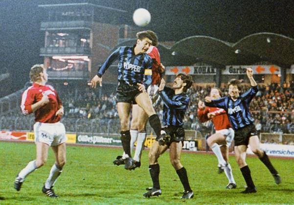 RECORD DATE NOT STATED Aus 2. BL. Saison 1986 87 Hannover 96 - SC Freiburg 1:1 am 10.04.1987. Im Foto: SC Kpt. Franz Weber gegen Rachid Belarbi *** From 2 BL season 1986 87 Hannover 96 SC Freiburg 1 1 on 10 04 1987 In photo SC Kpt Franz Weber against Rachid Belarbi