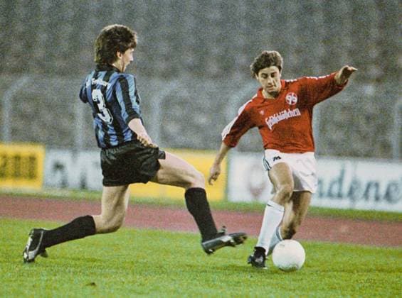 RECORD DATE NOT STATED Aus 2. BL. Saison 1986 87 Hannover 96 - SC Freiburg 1:1 am 10.04.1987. Im Foto: am Ball Han96 Spieler Siegfried Reich gegen Achim Löffler 3 *** From 2 BL season 1986 87 Hannover 96 SC Freiburg 1 1 on 10 04 1987 In the photo on the ball Han96 player Siegfried Reich against Achim Löffler 3