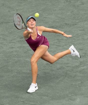 April 3, 2023: Linda Fruhvirtova (CZE) defeated Jill Teichmann (SUI) 6-2, 3-6, 6-2 at the Credit One Charleston Open being played at Family Circle Tennis Center in Charleston, South Carolina USA Tennisclix Cal Media Charleston USA - ZUMAc04_ 20230403_zaf_c04_014 Copyright: xLesliexBillmanx
