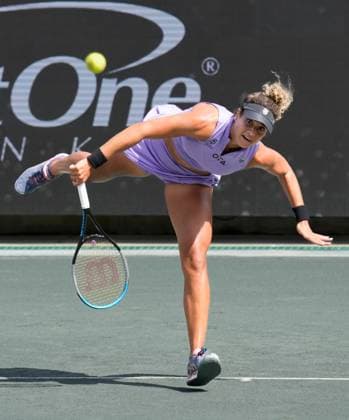 April 4, 2023: Mayar Sherif (EGY) loses to Paula Badosa (USA), 6-3, 6-1 at the Credit One Charleston Open being played at Family Circle Tennis Center in Charleston, South Carolina, {USA} Tennisclix Cal Media Charleston USA - ZUMAc04_ 20230404_zaf_c04_008 Copyright: xLesliexBillmanx