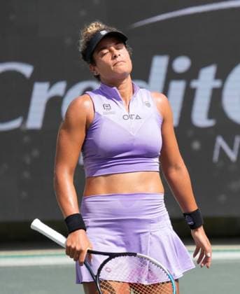 April 4, 2023: Mayar Sherif (EGY) loses to Paula Badosa (USA), 6-3, 6-1 at the Credit One Charleston Open being played at Family Circle Tennis Center in Charleston, South Carolina, {USA} Tennisclix Cal Media Charleston USA - ZUMAc04_ 20230404_zaf_c04_018 Copyright: xLesliexBillmanx