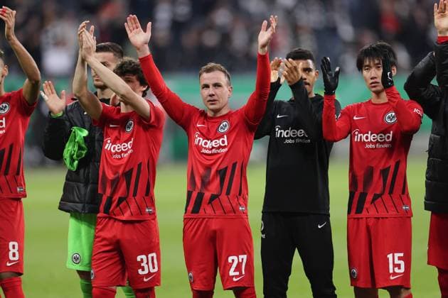 Bilder des Jahres 2023, Sport 04 April Bilder des Jahres 2023, Sport 04 April Sport Themen der Woche KW14 Sport Bilder des Tages 04.04.2023, Fussball DFB-Pokal Viertelfinale, Eintracht Frankfurt - 1. FC Union Berlin, despor, emonline, emspor, v.l., Mario Götze (Eintracht Frankfurt) feiert mit den Fans DFL DFB REGULATIONS PROHIBIT ANY USE OF PHOTOGRAPHS AS IMAGE SEQUENCES AND OR QUASI-VIDEO. xdcx *** 04 04 2023, Football DFB Cup Quarterfinal, Eintracht Frankfurt 1 FC Union Berlin, despor, emonline, emspor, v l , Mario Götze Eintracht Frankfurt celebrates with fans DFL DFB REGULATES PROHIBIT ANY USE OF PHOTOGRAPHS AS IMAGE SEQUENCES AND OR QUASI VIDEO xdcx Copyright: HMBxMedia