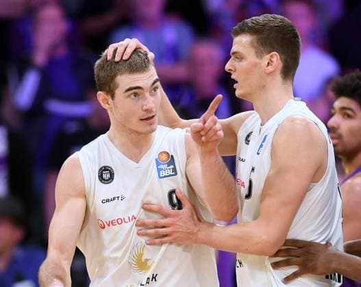 Cheers for Ziga Samar Hamburg Towers L and Christoph Philipps R , BG Goettingen Veolia Towers Hamburg, Basketball, Bundesliga, BBL, 04 04 2023, BG Goettingen Hamburg Towers, Basketball, Bundesliga, GER, BBL, 04 04 2023 Goettingen Copyright: xEibner-Pressefoto RolandxSippelx EP_RSL