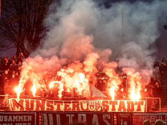 Sport Themen der Woche KW14 Sport Bilder des Tages Die Ultras des SSV Ulm 1846 zuenden Bengalos an, SSV Ulm 1846 vs. VfR Aalen, Regionalliga Suedwest, Fussball, Herren, 04.04.2023 SSV Ulm 1846 vs. VfR Aalen, Regionalliga Suedwest, Fussball, Herren, 04.04.2023 Ulm *** SSV Ulm 1846 Ultras send up Bengalos, SSV Ulm 1846 vs VfR Aalen, Regionalliga Suedwest, Football, Men, 04 04 2023 SSV Ulm 1846 vs VfR Aalen, Regionalliga Suedwest, Football, Men, 04 04 2023 Ulm, Germany. Copyright: xMichaelxSchmidtx EP_MST