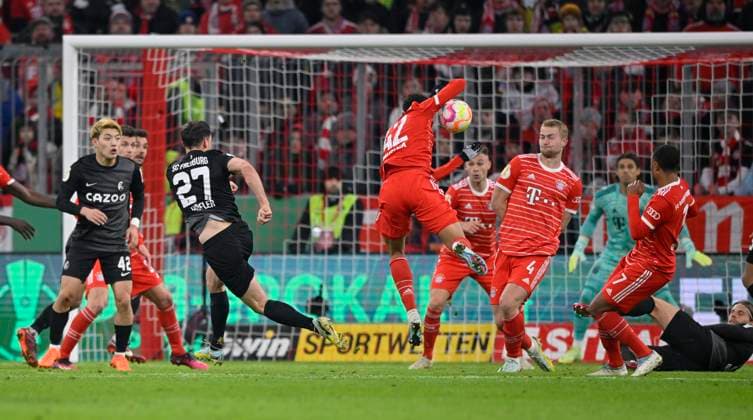 Sport Themen der Woche KW14 Sport Bilder des Tages Strafraumszene, Torraumszene Torschuss Aktion Torchance von Nicolas Hoefler (27) SC Freiburg SCF geht Jamal Musiala FC Bayern Muenchen FCB (42) an die Hand Handspiel Schiedsrichter Referee Harm Osmers entscheidet nach Review Area VAR Videoassistent Videobeweis Video Video Assistent Referee auf Elfmeter, Strafstoss DFB Pokal Viertelfinale FC Bayern Muenchen FCB vs SC Freiburg SCF 04.04.2023 DFL REGULATIONS PROHIBIT ANY USE OF PHOTOGRAPHS AS IMAGE SEQUENCES AND OR QUASI-VIDEO DFB Pokal Viertelfinale FC Bayern Muenchen FCB vs SC Freiburg SCF *** Penalty area scene, goal area scene Goal kick action Goal chance by Nicolas Hoefler 27 SC Freiburg SCF goes to Jamal Musiala FC Bayern Muenchen FCB 42 handball Referee Harm Osmers decides on penalty after review area VAR video assistant video video assistant referee, Penalty kick DFB Pokal Quarterfinal FC Bayern Muenchen FCB vs SC Freiburg SCF 04 04 2023 DFL REGULATIONS PROHIBIT ANY USE OF PHOTOGRAPHS AS IMAGE SEQUENCES AND OR QUASI VIDEO DFB Pokal Quarterfinal FC Bayern Muenchen FCB vs SC Freiburg SCF