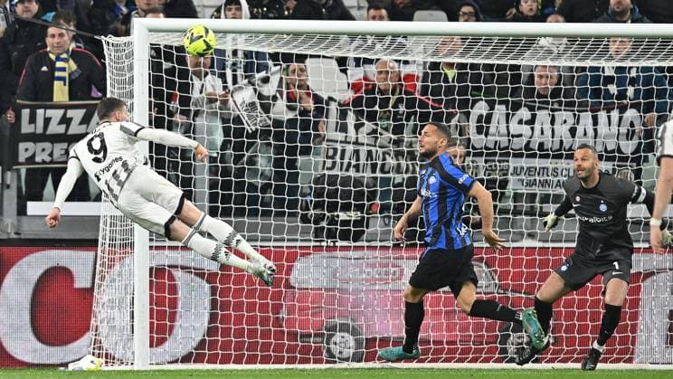 Bilder des Jahres 2023, Sport 04 April Sport Themen der Woche KW14 Sport Bilder des Tages April 4, 2023, Turin: Juventus Dusan Vlahovic and Inter s Samir Handanovic in action during the semi-final first leg of Coppa Italia soccer match Juventus FC vs Inter FC at the Allianz Stadium in Turin, Italy, 4 april 2023 ANSA ALESSANDRO DI MARCO Turin - ZUMAa110 20230404_zaf_a110_017 Copyright: xAlessandroxDixMarcox