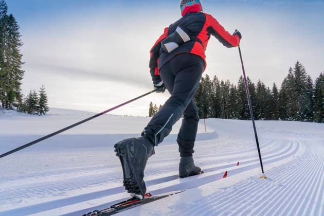 aktive Seniorin beim Langlaufen im Allgaeu, Deutschland hübsche, aktive Seniorin Langlauf im frisch gefallenen Pulverschnee in den Allgäuer Alpen bei Immenstadt, Bayern, Deutschland (License=RF) 19460734 ,model released, Symbolfoto Copyright: xZoonar.com UwexMoserx 19460734 ,model released, Symbolfoto ,property released