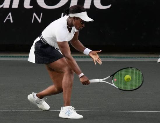 April 4, 2023: Sloane Stephens (USA) loses to Victoria Azarenka (BLR), 3-6, 6-3, 6-2 at the Credit One Charleston Open being played at Family Circle Tennis Center in Charleston, South Carolina, {USA} Tennisclix Cal Media Charleston USA - ZUMAc04_ 20230404_zaf_c04_150 Copyright: xLesliexBillmanx