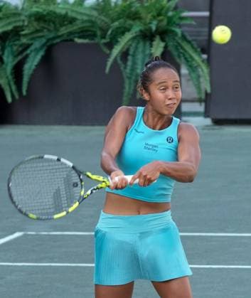 April 5, 2023: Leylah Fernandez (CAN) loses to Paula Badosa (USA), 7-5, 7-6 at the Credit One Charleston Open being played at Family Circle Tennis Center in Charleston, South Carolina, {USA} Tennisclix Cal Media Charleston USA - ZUMAc04_ 20230405_zaf_c04_002 Copyright: xLesliexBillmanx