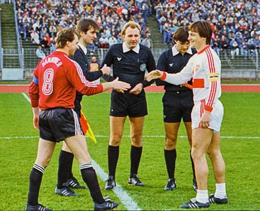 RECORD DATE NOT STATED Aus 1. BL. Saison 1988 89 Hannover 96 - VfB Stuttgart 2:0 am 25.02.1989. Im Foto: Begrüßung Han96 Kpt. Karsten Surmann und VfB Kpt. Asgeir Sigurvinsson sowie Schiri Hans-Jürgen Wber mit Assis Michael Prengel und Klaus Plattenberg *** From 1 BL season 1988 89 Hannover 96 VfB Stuttgart 2 0 on 25 02 1989 In the photo greeting Han96 Kpt Karsten Surmann and VfB Kpt Asgeir Sigurvinsson as well as referee Hans Jürgen Wber with Assis Michael Prengel and Klaus Plattenberg