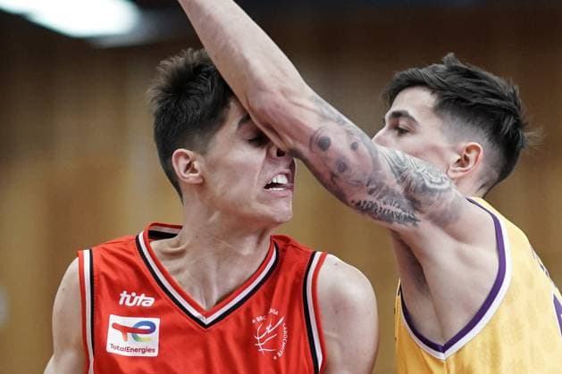 Sport Themen der Woche KW14 Sport Bilder des Tages Basketball Total League 2022-2023 5.4.2023, Basketball Total League, Saison 2022-2023, Luxembourg, Luxemburg, Centre Sportif Alain Marchetti, Steinsel, Amicale Steinsel (LUX) - Arantia Fels (LUX) vl: Mykolas Maindron (BBC Arantia Larochette - 4) kurios, platte Nase - Noah Medeot (Basketball Amicale Steinsel - 6) *** Basketball Total League 2022 2023 5 4 2023, Basketball Total League, Season 2022 2023, Luxembourg, Luxembourg, Centre Sportif Alain Marchetti, Steinsel, Amicale Steinsel LUX Arantia Fels LUX vl Mykolas Maindron BBC Arantia Larochette 4 curious, flat nose Noah Medeot Basketball Amicale Steinsel 6 