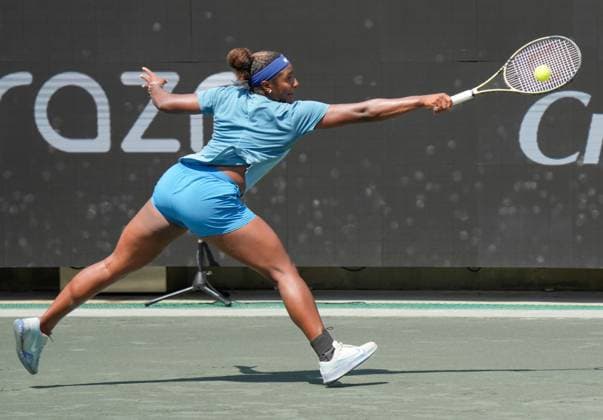 April 5, 2023: Hailey Baptiste (USA) loses to Madison Keys (USA), 6-1, 6-3 at the Credit One Charleston Open being played at Family Circle Tennis Center in Charleston, South Carolina, {USA} Tennisclix Cal Media Charleston USA - ZUMAc04_ 20230405_zaf_c04_034 Copyright: xLesliexBillmanx