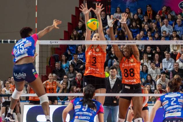 April 5, 2023, Novara, Italy: Attack of Julia Ituma CEV Champions League Women volleyball match - Semifinal - Igor Gorgonzola Novara vs Eczacibasi Dynavit Istanbul, Novara, Italy  - ZUMAl164 20230405_zsa_l164_279 Copyright: xValerioxOrigox
