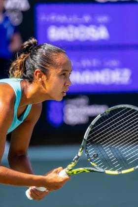 April 5, 2023, Charleston, SC, United States of America: LEYLAH FERNANDEZ CAN plays against (12) PAULA BADOSA ESP at the WTA, Tennis Damen Series for the Credit One Charleston Open in Charleston, SC, USA. Paula wins the match 7-5, 7-6 and heads to the next round Charleston United States of America - ZUMAa161 20230405_zaa_a161_009 Copyright: xWalterxG.xArcexSr.x
