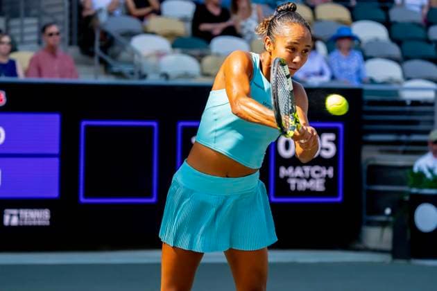April 5, 2023, Charleston, SC, United States of America: LEYLAH FERNANDEZ CAN plays against (12) PAULA BADOSA ESP at the WTA, Tennis Damen Series for the Credit One Charleston Open in Charleston, SC, USA. Paula wins the match 7-5, 7-6 and heads to the next round WTA Series 2023: Credit One Charleston Open  - ZUMAa161 20230405_zaa_a161_011 Copyright: xWalterxG.xArcexSr.x