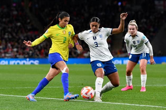 England Women v Brazil CONMEBOL UEFA Women s Champions Cup Finalissima Antonia of Brazil battles for possession with Jessica Carter of England during the CONMEBOL UEFA Women s Champions Cup Finalissima match between England Women and Brazil at Wembley Stadium, London, England on 6 April 2023. London Wembley Stadium Greater London England Editorial use only , Copyright: xGrahamxHuntx PSI-17188-0038