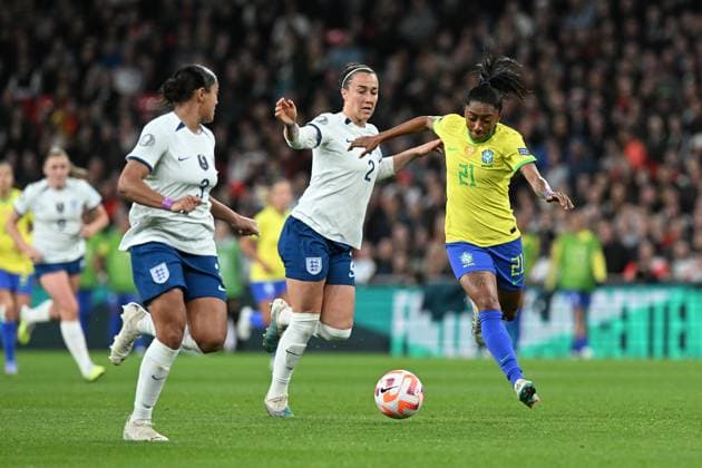 England Women v Brazil CONMEBOL UEFA Women s Champions Cup Finalissima Kerolin of Brazil on the attack battles for possession with Lucy Bronze of England during the CONMEBOL UEFA Women s Champions Cup Finalissima match between England Women and Brazil at Wembley Stadium, London, England on 6 April 2023. London Wembley Stadium Greater London England Editorial use only , Copyright: xGrahamxHuntx PSI-17188-0041