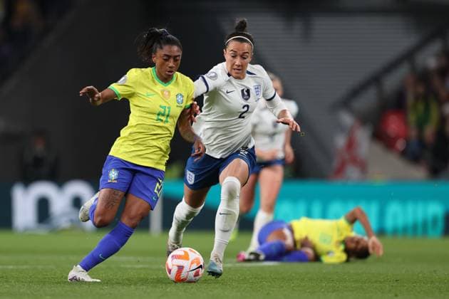 UEFA Women™s Finalissima 06 April 2023, Wembley UEFA Women™s Finalissima England gegen Brasilien Frauen Kerolin aus Brasilien nimmt Lucy Bronze aus England den Ball ab Foto Charlotte Wilson Abseits London UK  Copyright: xCharlottexWilsonx xOffsidexOffside