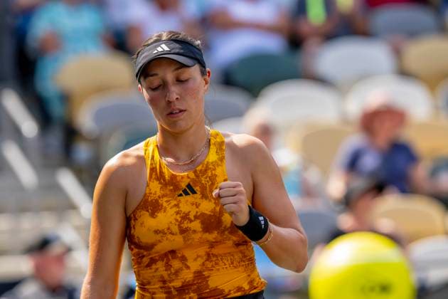 April 6, 2023, Charleston, SC, United States of America: (1) JESSICA PEGULA USA plays against (15) IRINA-CAMELIA BEGU ROU at the WTA, Tennis Damen Series for the Credit One Charleston Open in Charleston, SC, USA. WTA Series 2023: Credit One Charleston Open  - ZUMAa161 20230406_zaa_a161_211 Copyright: xWalterxG.xArcexSr.x