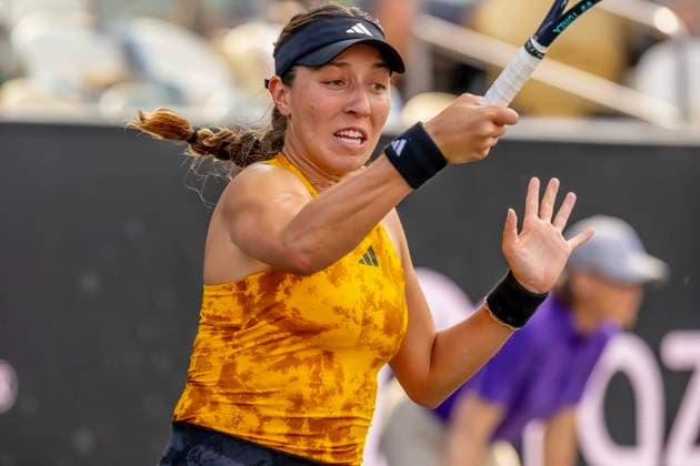 April 6, 2023, Charleston, SC, United States of America: (1) JESSICA PEGULA USA plays against (15) IRINA-CAMELIA BEGU ROU at the WTA, Tennis Damen Series for the Credit One Charleston Open in Charleston, SC, USA. WTA Series 2023: Credit One Charleston Open  - ZUMAa161 20230406_zaa_a161_208 Copyright: xWalterxG.xArcexSr.x