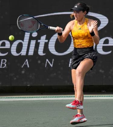 April 6, 2023: Jessica Pegula (USA) defeated Irina-Camelia Begu (ROU) 7-5, 4-6, 6-4, at the Credit One Charleston Open being played at Family Circle Tennis Center in Charleston, South Carolina USA Tennisclix Cal Media Charleston USA - ZUMAc04_ 20230406_zaf_c04_046 Copyright: xLesliexBillmanx