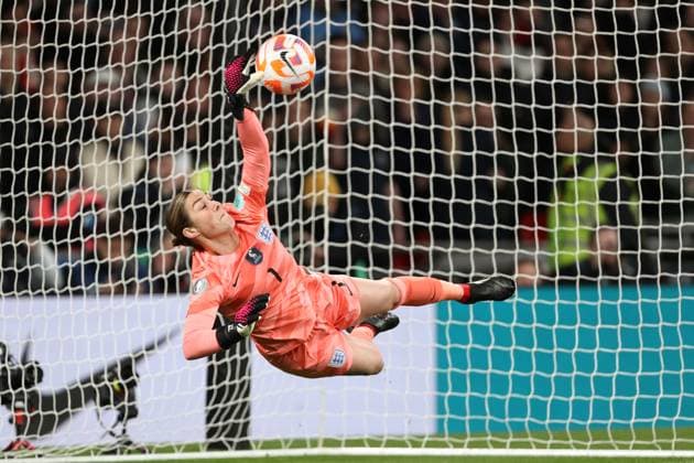 UEFA Women™s Finalissima 06 April 2023, Wembley UEFA Women™s Finalissima England gegen Brasilien Frauen Die englische Torhüterin Mary Earps kommt mit der Hand an den Ball, kann aber einen brasilianischen Elfmeter nicht verhindern Foto Charlotte Wilson Offside London UK  Copyright: xCharlottexWilsonx xOffsidexOffside