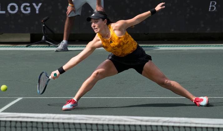 April 6, 2023: Jessica Pegula (USA) defeated Irina-Camelia Begu (ROU) 7-5, 4-6, 6-4, at the Credit One Charleston Open being played at Family Circle Tennis Center in Charleston, South Carolina USA Tennisclix Cal Media Charleston USA - ZUMAc04_ 20230406_zaf_c04_055 Copyright: xLesliexBillmanx