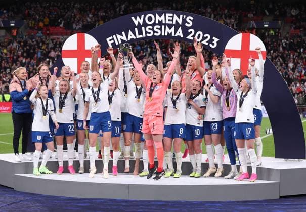 Bilder des Jahres 2023, Sport 04 April Sport Themen der Woche KW14 Sport Bilder des Tages London, England, 6th April 2023. The England team celebrate with the trophy after winning the Women s CONMEBOL UEFA Finalissima match at Wembley Stadium, London. Picture credit should read: Paul Terry Sportimage EDITORIAL USE ONLY. No use with unauthorised audio, video, data, fixture lists, club league logos or live services. Online in-match use limited to 120 images, no video emulation. No use in betting, games or single club league player publications. SPI-2352-0035