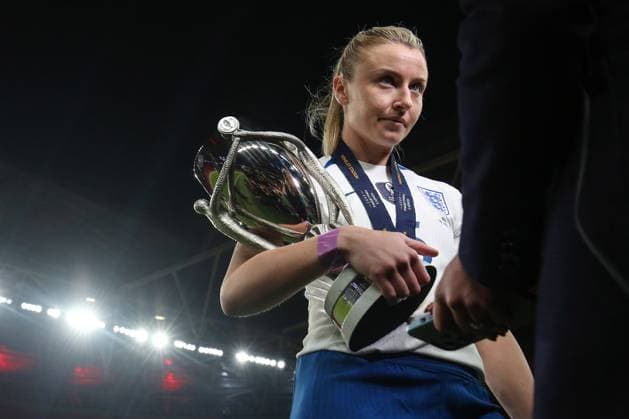 Frauen-Finalissima 6. April 2023, London Frauen-Finalissima England gegen Brasilien Frauen-England-Kapitänin Leah Williamson hält die Trophäe Foto Charlotte Wilson Abseits London UK  Copyright: xCharlottexWilsonx xOffsidexOffside