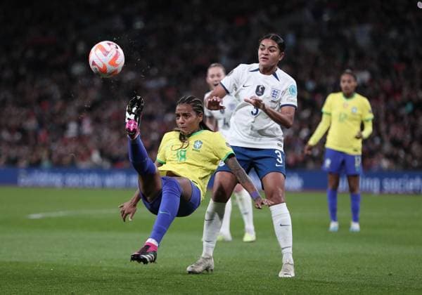 Sport Bilder des Tages Mandatory Credit: Photo by Michael Zemanek Shutterstock (13857571bl) Geyse of Brazil and Jess Carter of England England Women v Brazil Women, Finalissima, CONMEBOL-UEFA Cup of Champions, Football, Wembley Stadium, London, UK - 06 Apr 2023 EDITORIAL USE ONLY No use with unauthorised audio, video, data, fixture lists, club league logos or live services. Online in-match use limited to 120 images, no video emulation. No use in betting, games or single club league player publications. England Women v Brazil Women, Finalissima, CONMEBOL-UEFA Cup of Champions, Football, Wembley Stadium, London, UK - 06 Apr 2023 EDITORIAL USE ONLY No use with unauthorised audio, video, data, fixture lists, club league logos or live services. Online in-match use limited to 120 images, no video emulation. No use in betting, games or single club league player publications.  Copyright: xMichaelxZemanek Shutterstockx 13857571bl