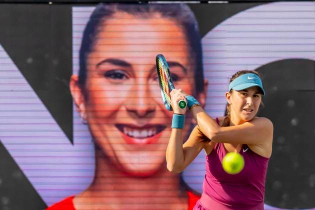Sport Bilder des Tages April 6, 2023, Charleston, SC, United States of America: (4) BELINDA BENCIC SUI plays against SHELBY ROGERS USA at the WTA, Tennis Damen Series for the Credit One Charleston Open in Charleston, SC, USA. WTA Series 2023: Credit One Charleston Open  - ZUMAa161 20230406_zaa_a161_218 Copyright: xWalterxG.xArcexSr.x