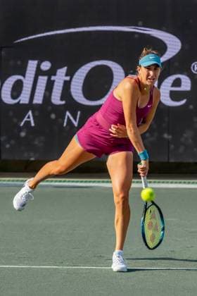 April 6, 2023, Charleston, SC, United States of America: (4) BELINDA BENCIC SUI plays against SHELBY ROGERS USA at the WTA, Tennis Damen Series for the Credit One Charleston Open in Charleston, SC, USA. WTA Series 2023: Credit One Charleston Open  - ZUMAa161 20230406_zaa_a161_221 Copyright: xWalterxG.xArcexSr.x