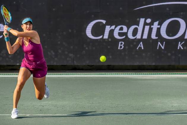 April 6, 2023, Charleston, SC, United States of America: (4) BELINDA BENCIC SUI plays against SHELBY ROGERS USA at the WTA, Tennis Damen Series for the Credit One Charleston Open in Charleston, SC, USA. WTA Series 2023: Credit One Charleston Open  - ZUMAa161 20230406_zaa_a161_224 Copyright: xWalterxG.xArcexSr.x