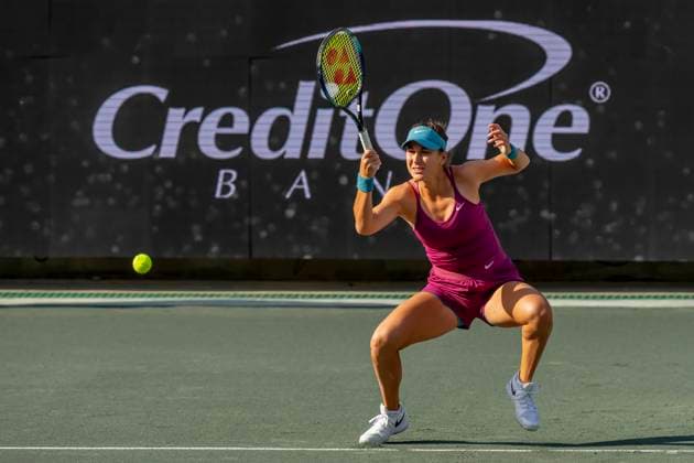 April 6, 2023, Charleston, SC, United States of America: (4) BELINDA BENCIC SUI plays against SHELBY ROGERS USA at the WTA, Tennis Damen Series for the Credit One Charleston Open in Charleston, SC, USA. WTA Series 2023: Credit One Charleston Open  - ZUMAa161 20230406_zaa_a161_230 Copyright: xWalterxG.xArcexSr.x