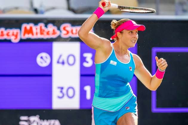 April 6, 2023, Charleston, SC, United States of America: SHELBY ROGERS USA plays against (4) BELINDA BENCIC SUI at the WTA, Tennis Damen Series for the Credit One Charleston Open in Charleston, SC, USA. WTA Series 2023: Credit One Charleston Open  - ZUMAa161 20230406_zaa_a161_259 Copyright: xWalterxG.xArcexSr.x