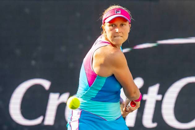 April 6, 2023, Charleston, SC, United States of America: SHELBY ROGERS USA plays against (4) BELINDA BENCIC SUI at the WTA, Tennis Damen Series for the Credit One Charleston Open in Charleston, SC, USA. WTA Series 2023: Credit One Charleston Open  - ZUMAa161 20230406_zaa_a161_282 Copyright: xWalterxG.xArcexSr.x