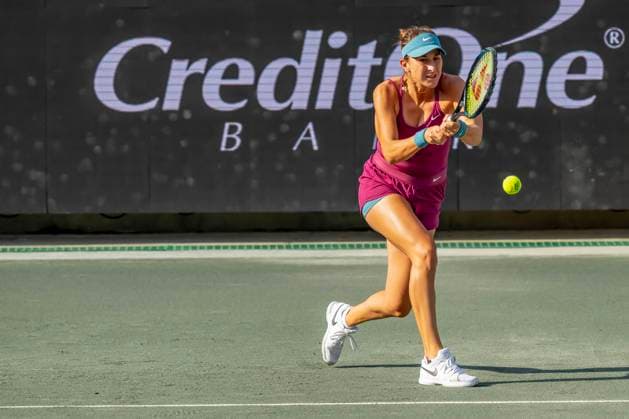 April 6, 2023, Charleston, SC, United States of America: (4) BELINDA BENCIC SUI plays against SHELBY ROGERS USA at the WTA, Tennis Damen Series for the Credit One Charleston Open in Charleston, SC, USA. Charleston United States of America - ZUMAa161 20230406_zaa_a161_234 Copyright: xWalterxG.xArcexSr.x
